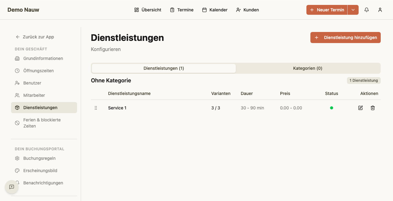 Die Dienstleistungsübersicht zeigt alle aktiven Dienstleistungen nach Kategorie gruppiert, mit Variantenanzahl, Dauer und Preis.